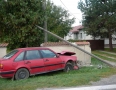 Krimi - NEHODA: Autom prerazili múr pri dome - P1170201.JPG